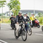 Sambil Lepas Pesepeda, Bupati Serahkan Alsintan dan Tinjau Rumah Tidak Layak Huni