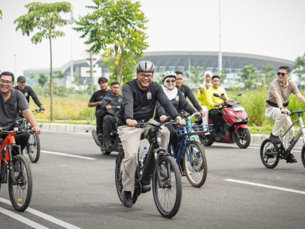 Sambil Lepas Pesepeda, Bupati Serahkan Alsintan dan Tinjau Rumah Tidak Layak Huni
