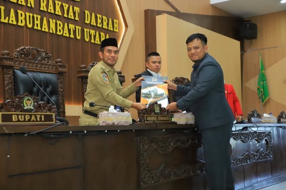 Wabup Labura Sampaikan Jawaban Bupati atas Pandangan Umum Fraksi DPRD terhadap Pertanggungjawaban APBD 2025