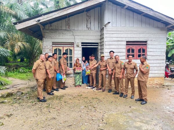 PEDULI WARGA, PEMDES GUNUNG MELAYU SALURKAN BANTUAN SEMBAKO KEPADA IBU NGATINI KORBAN PENCURIAN